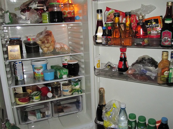 Холодильник набит едой